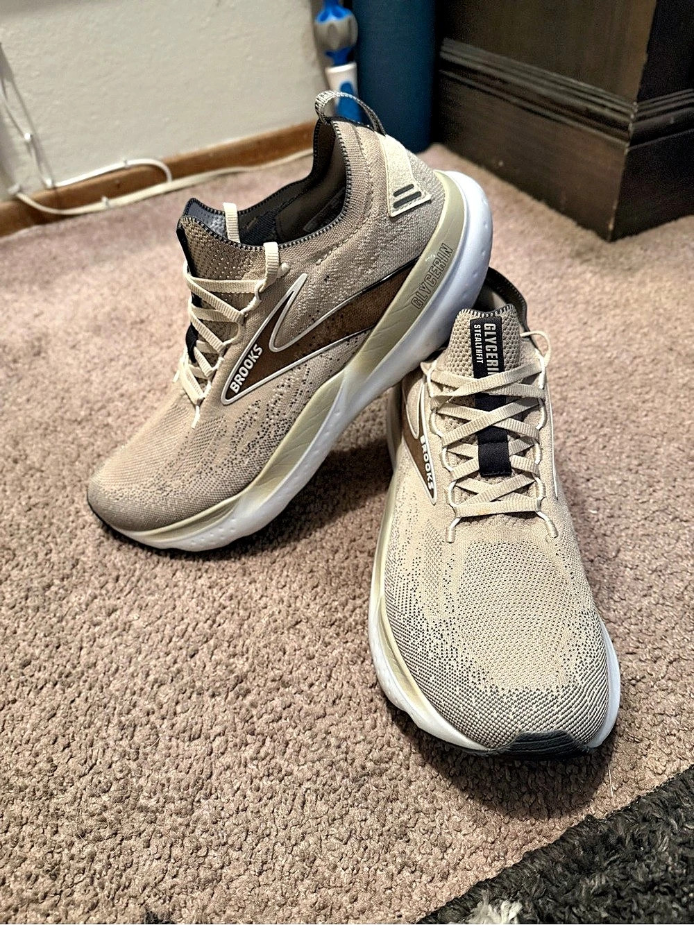 Brooks: Glycerin 21 (Stealth fit) Men’s 12 D / Women’s 13.5